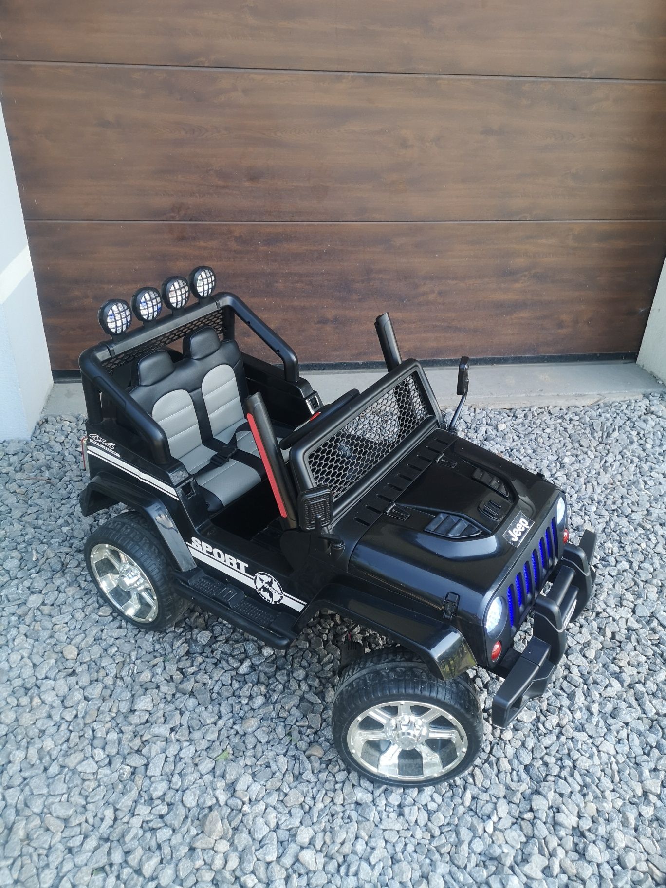 Autko akumulatorowe Jeep 4x4