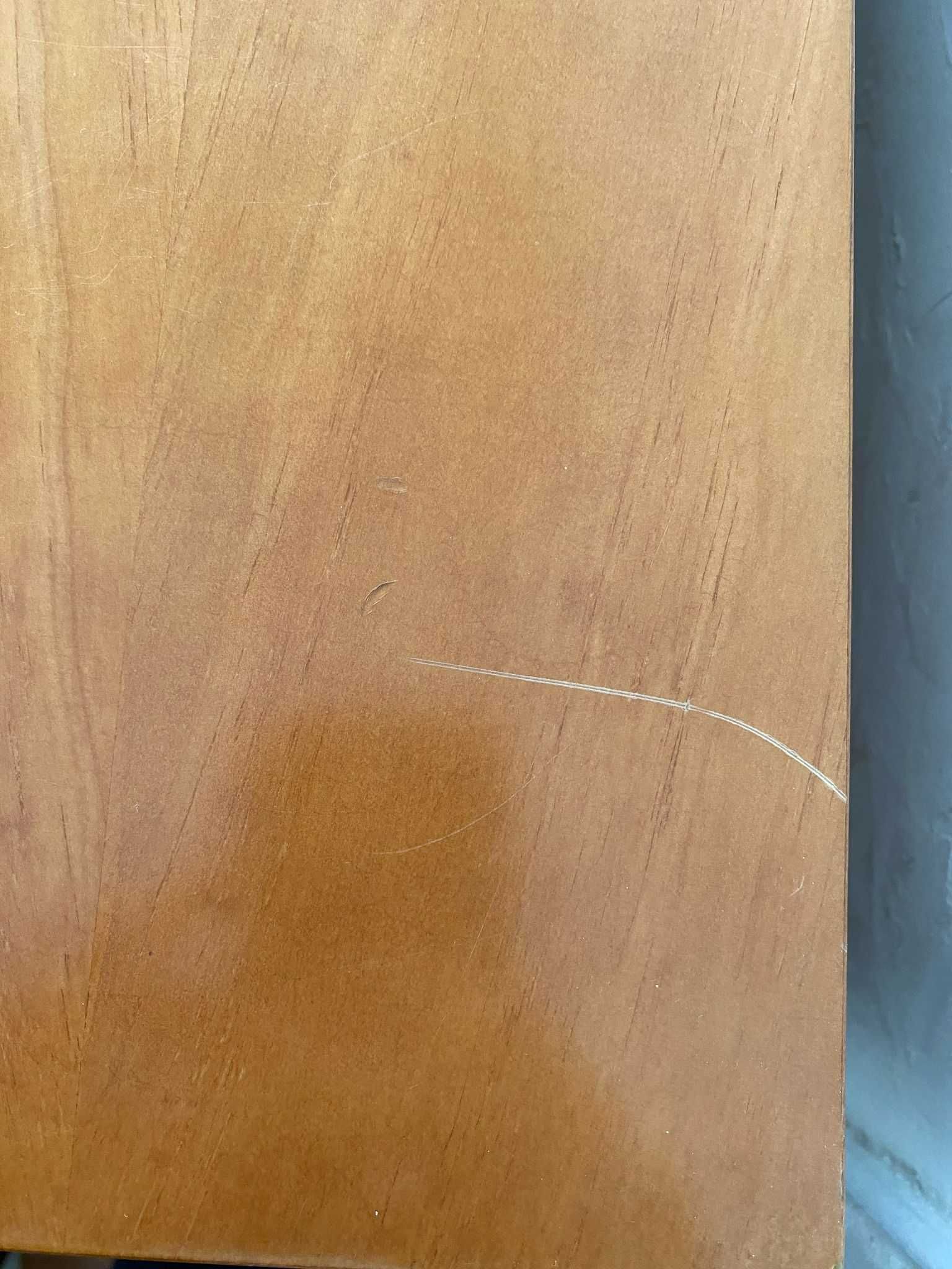Cômoda de quatro prateleiras