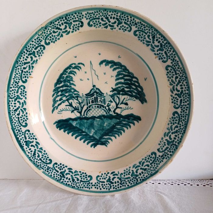 Pratos de faiança com 29.5 cm e 31.5 cm