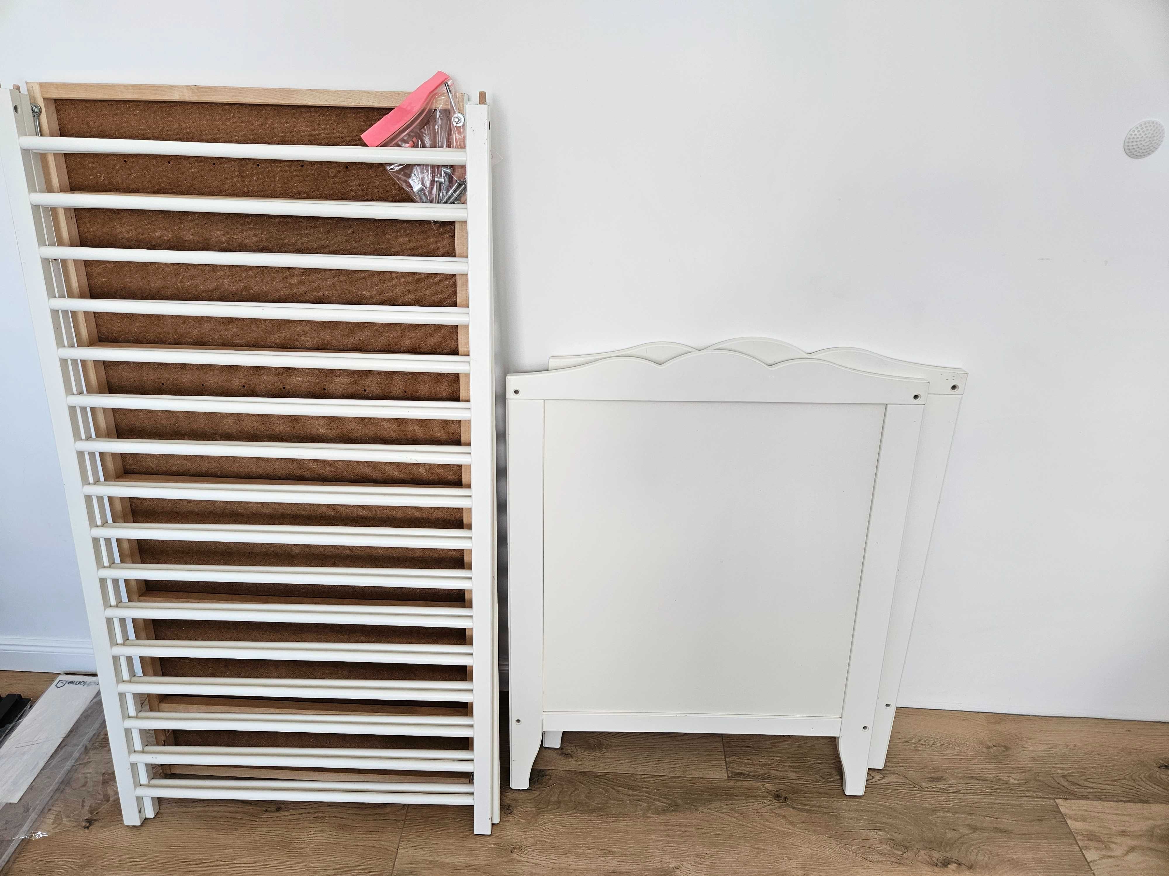 Białe klasyczne łóżko  IKEA SMÅGÖRA 60x120