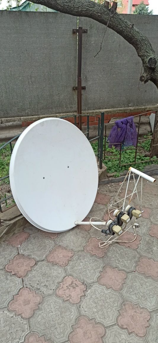 Спутниковая антенна с 3 головками и кронштейном + тюнер