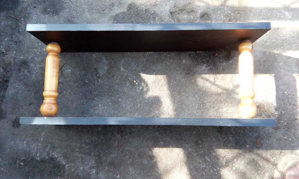 półka drewniana wisząca z filarami