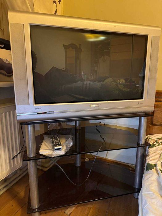 Скляна полиця під техніку