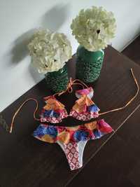 Bikini colorido com folhos