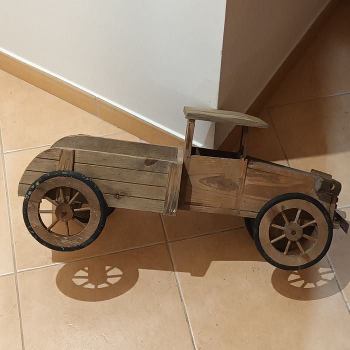 Antigo e raro camião de madeira