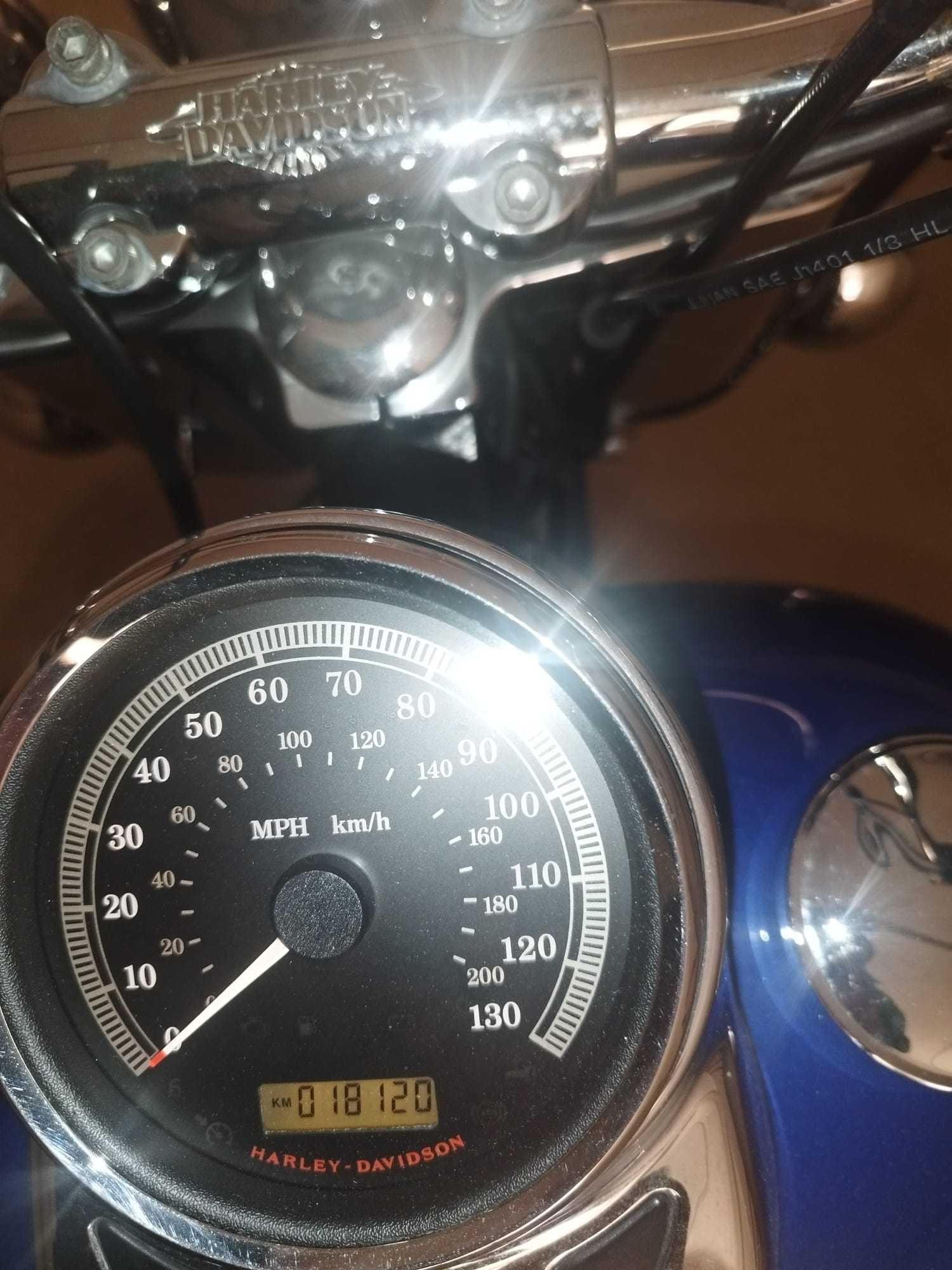 Vendo Harley Davidson como nova, preço negociável.