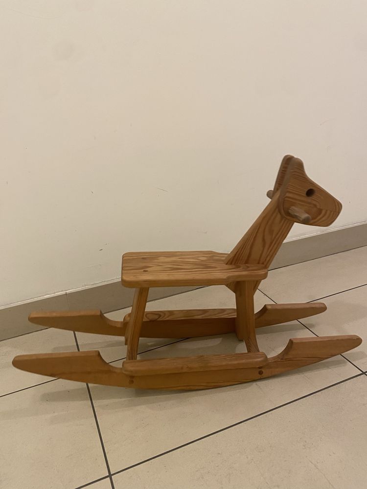 Konik drewniany na biegunach