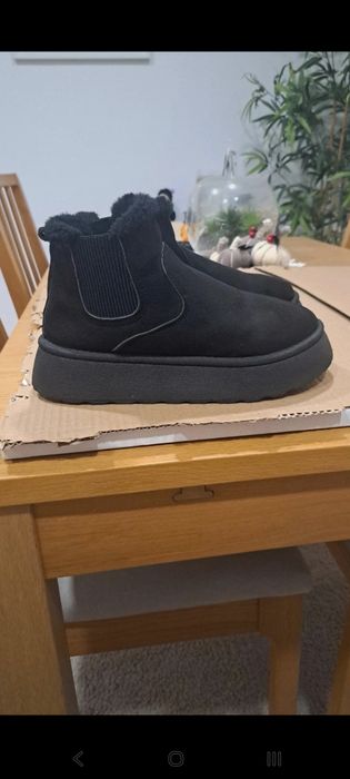Botas pretas com pêlo interior (tipo UGG)