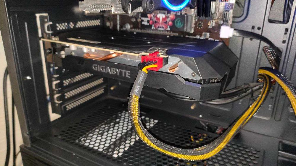 (ТЕРМІНОВО) Відеокарта Gigabyte RTX 2060 6Gb OC (Ідеальний стан)