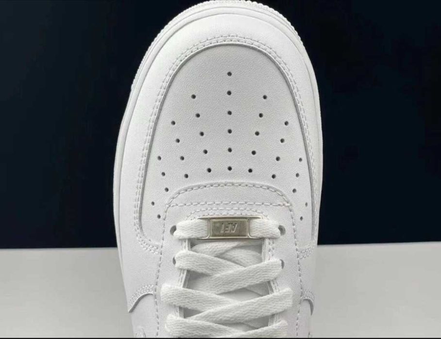 Białe tenisówki NIKE Air Force 1 w rozmiarze 42