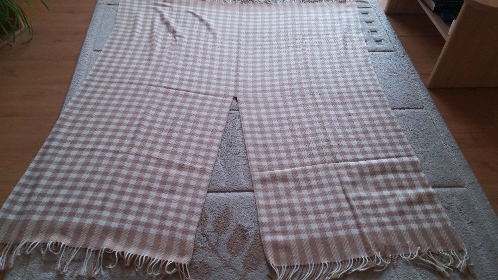 Bardzo cieplutki duży szal , pled , narzutka na płaszcz -158cm x 145cm