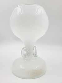 Ładny biały szklany wazon Tarnowiec