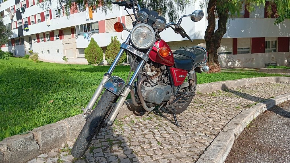 Moto Suzuki GN 250 Lisboa