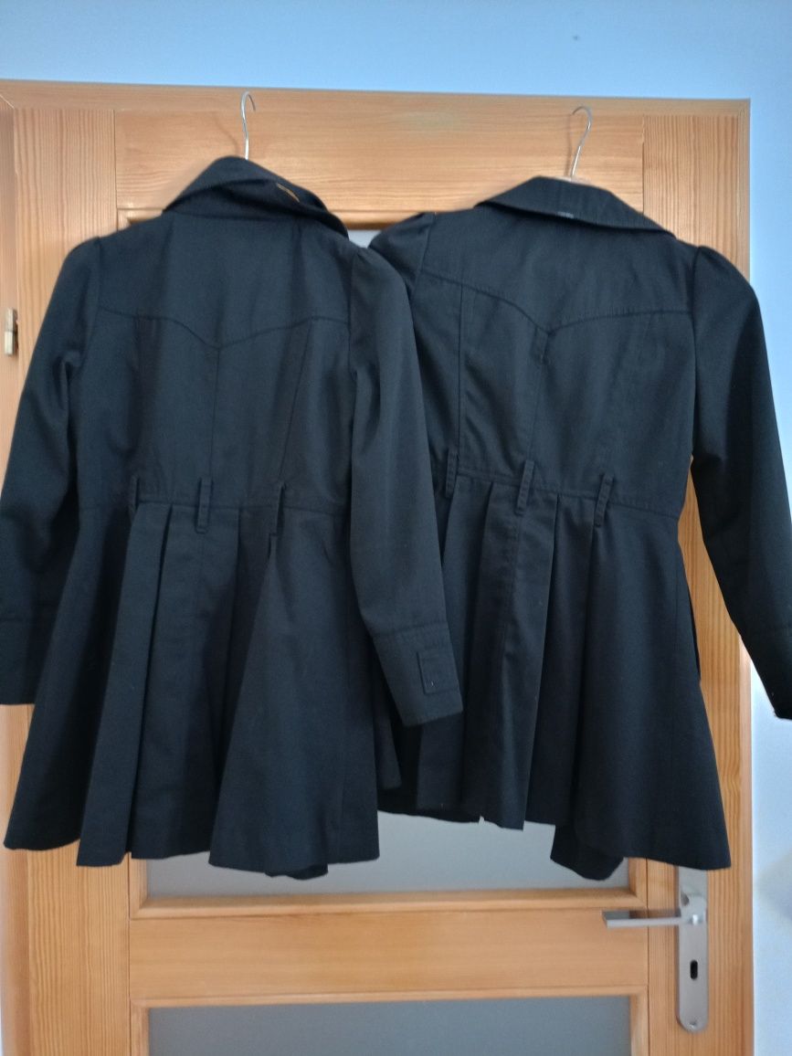 Dwa identyczne płaszcze eleganckie dla bliźniaków, rok po roku 142/148