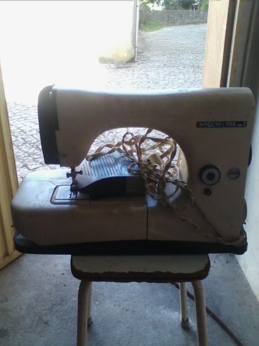 vendo maquina de costura antiga de mala com pedal electrico