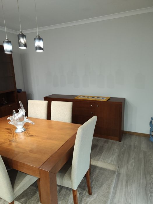 Mesa com 4 cadeiras e móvel de sala