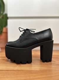 Sapatos em couro genuíno e com plataforma - Tamanho 36