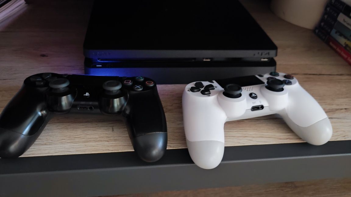 PlayStation 4 slim + dwa kontrolery