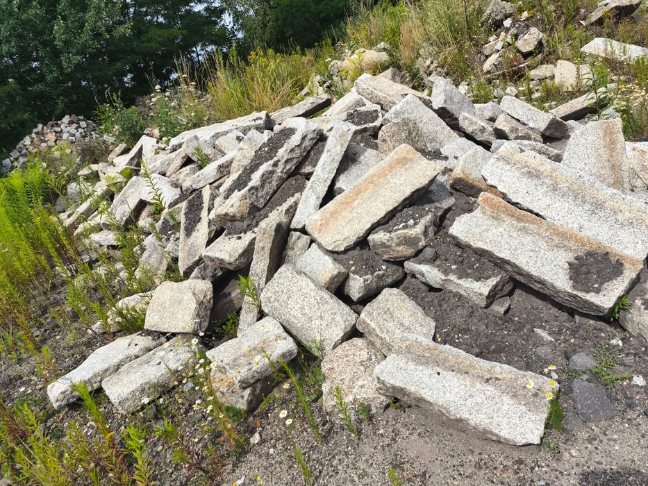 Stare rustykalne krawężniki granitowe