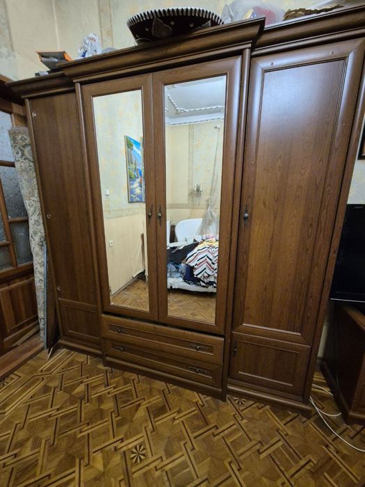 Продам набор мебели: шкаф, сервант, стол, тумба