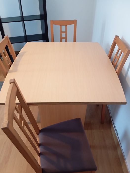 Mesa de jantar com 4 cadeiras