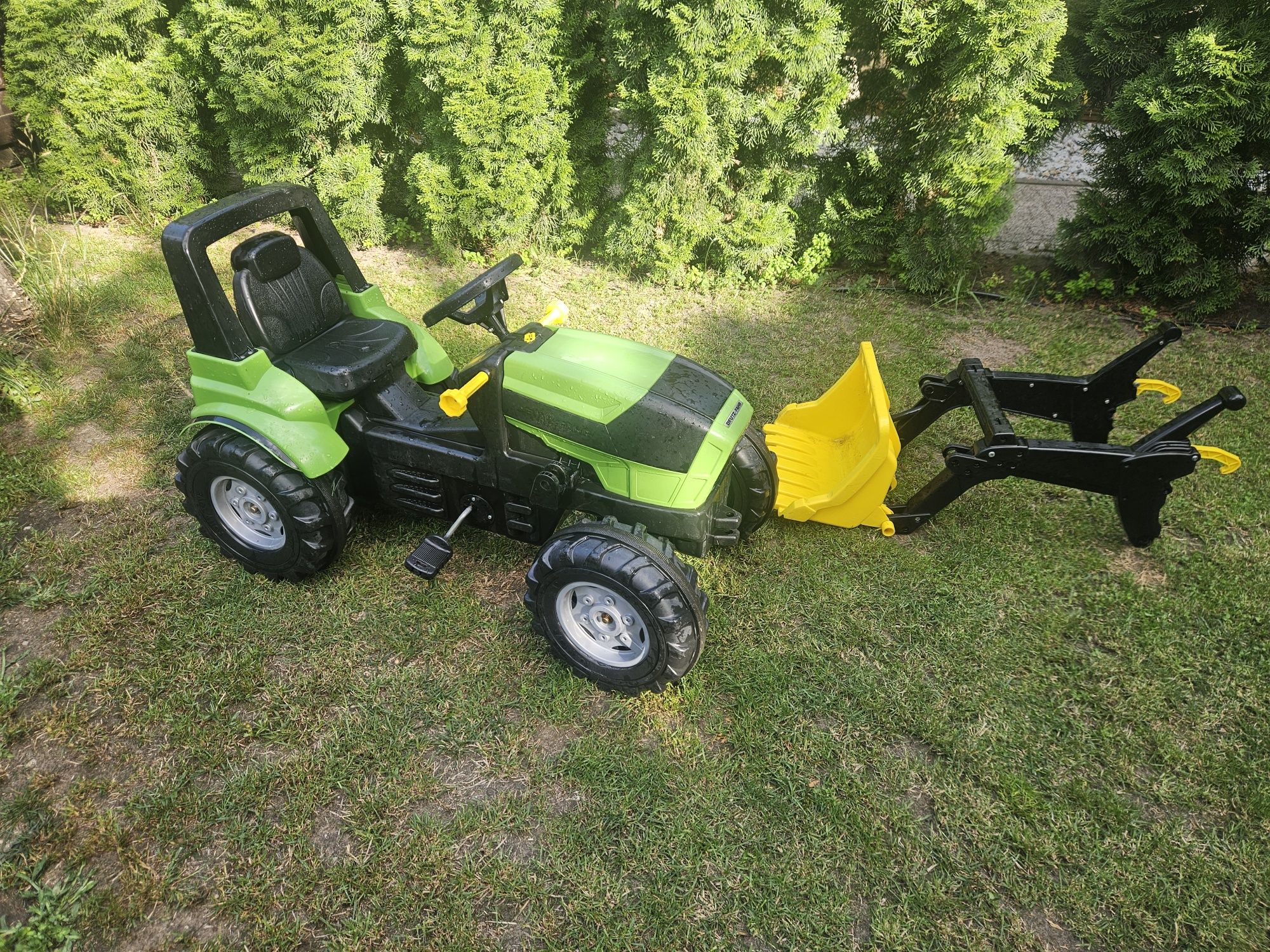 Traktor na  pedały Rolly Toys Deutz Fahr. 

Widoczny na zdjęciu pr