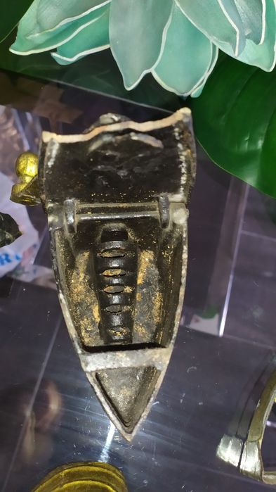 Ferro antigo e raro com base para menina brincar ( + 70 anos)