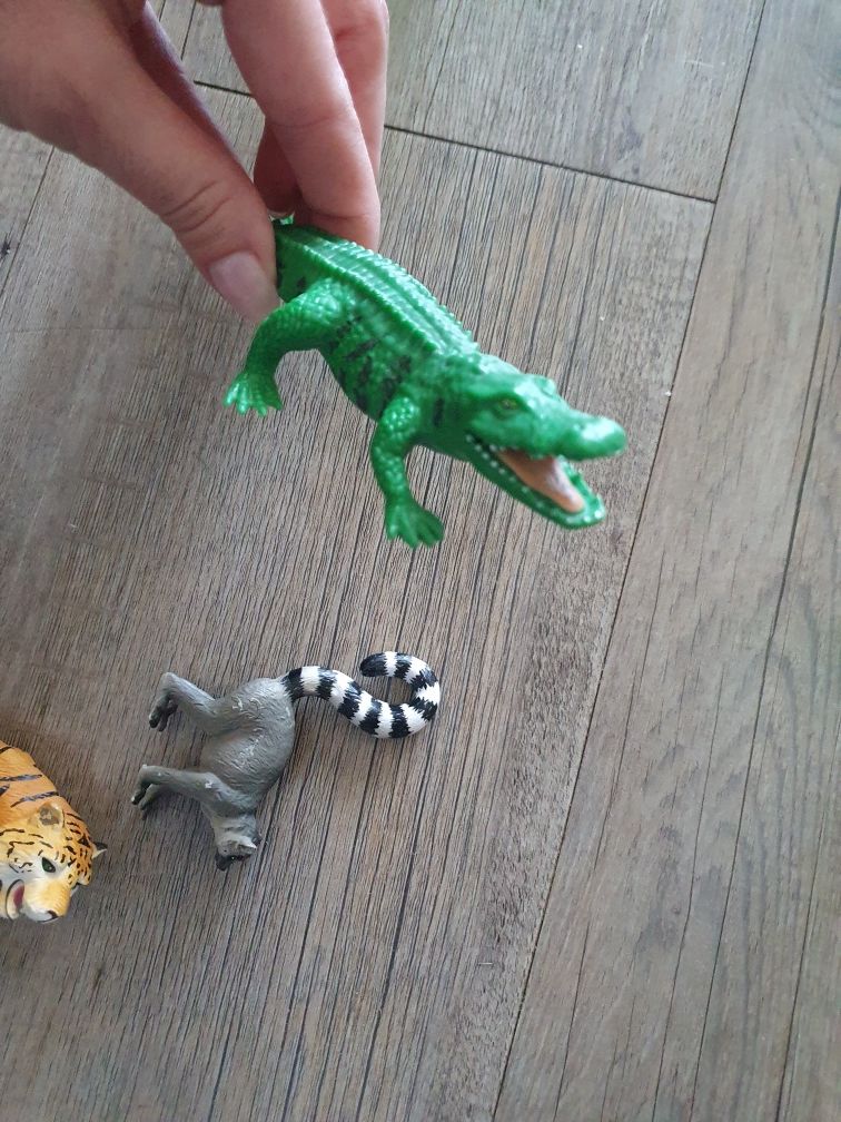 Zestaw zwierzątka safari figurki tygrys słoń lemur krokodyl drzewa