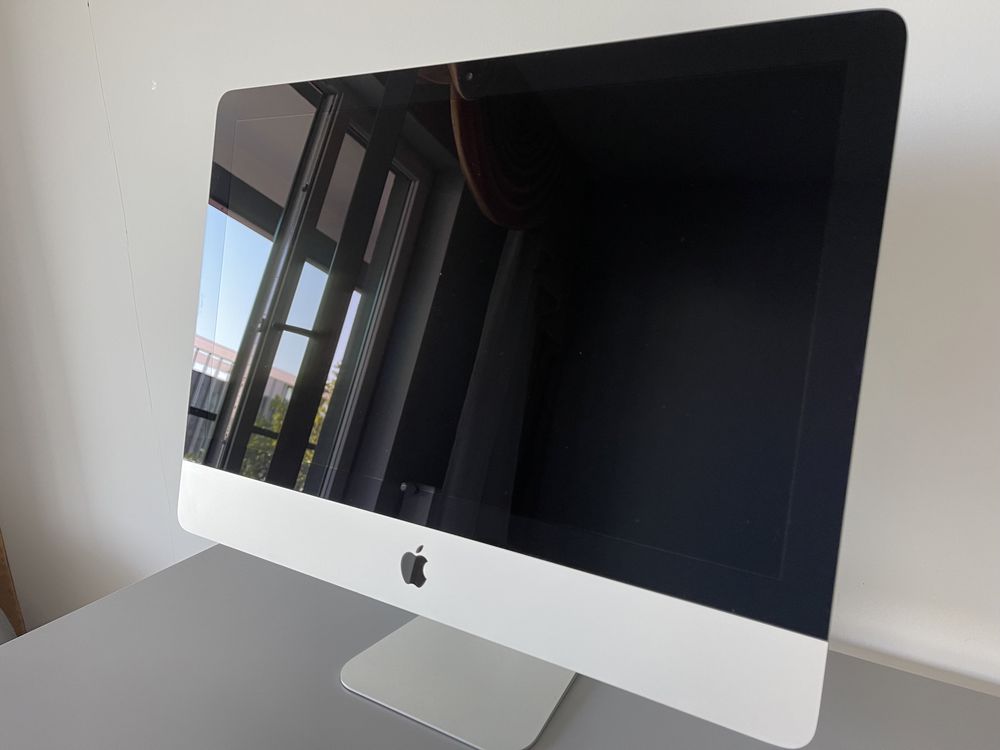 iMac z 21,5-calowym ekranem z podswietleniem LED