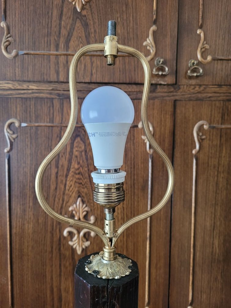 Stara stojąca ozdobna lampa elektryczna