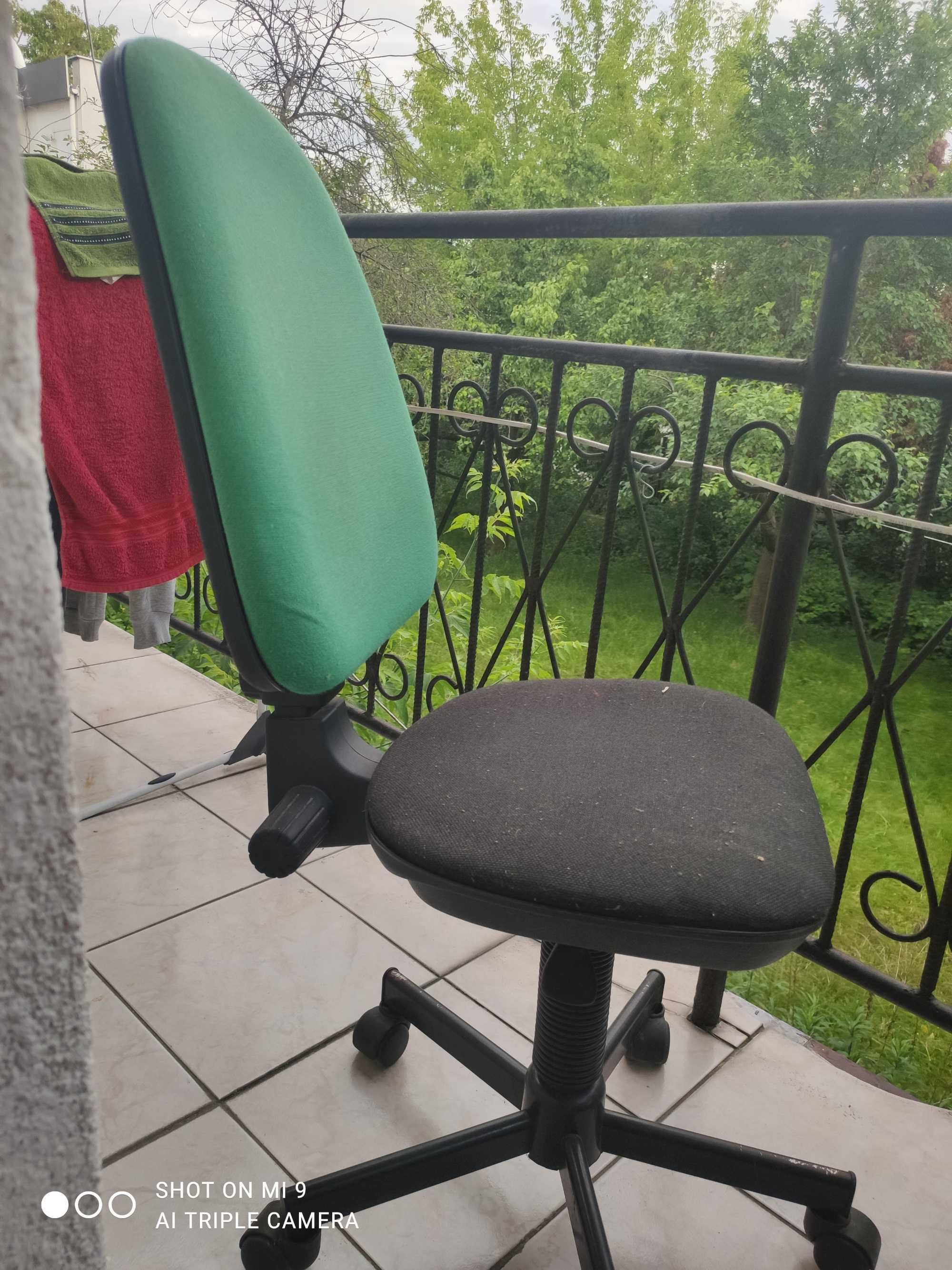 Krzesło obrotowe na kółkach
