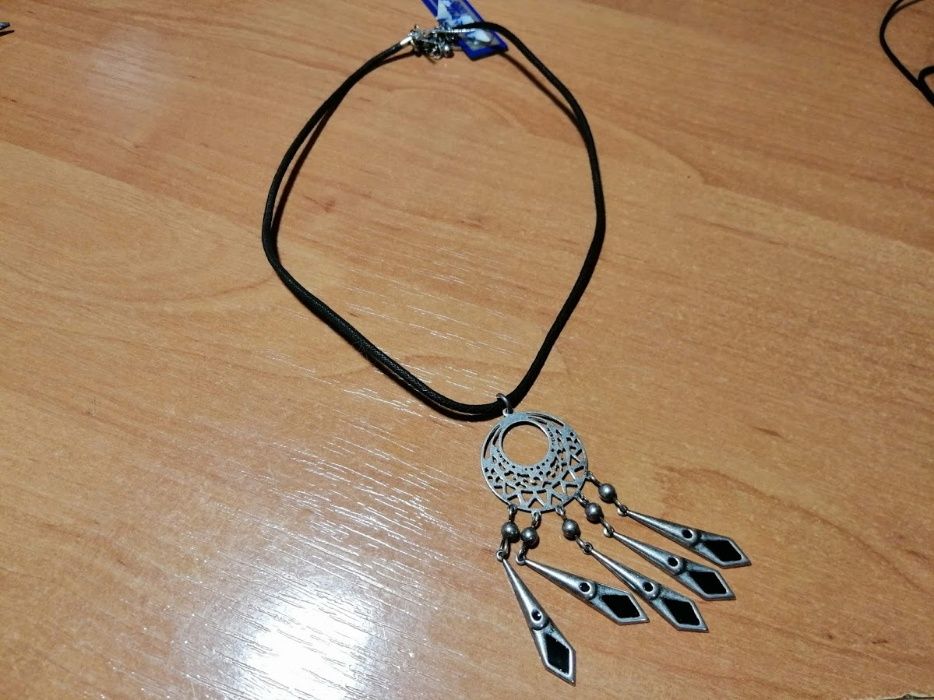 Продам подвеску на шнурке
