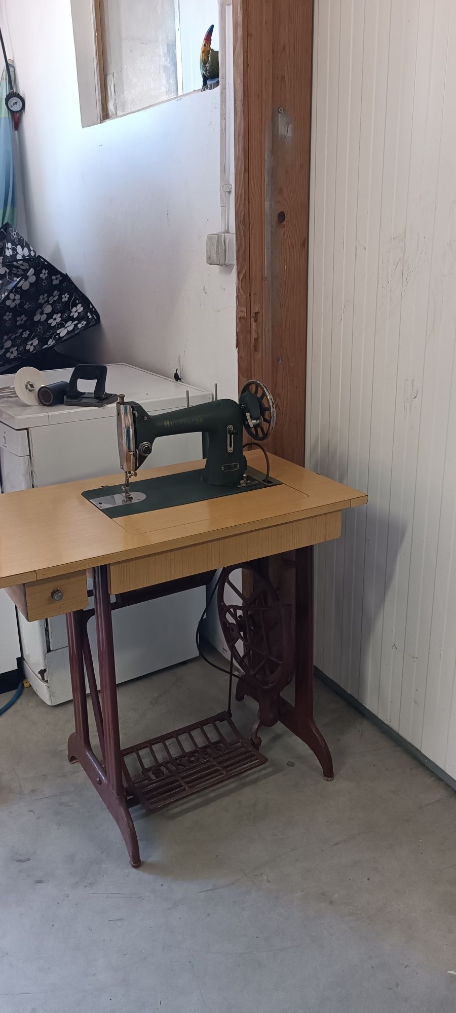 Máquina costura antiga , tem mais 100 anos