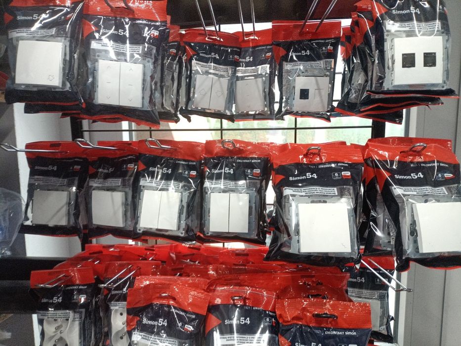 Gniazdka włączmiki osprzęt Simon 54 oraz 10 Biały i czarny