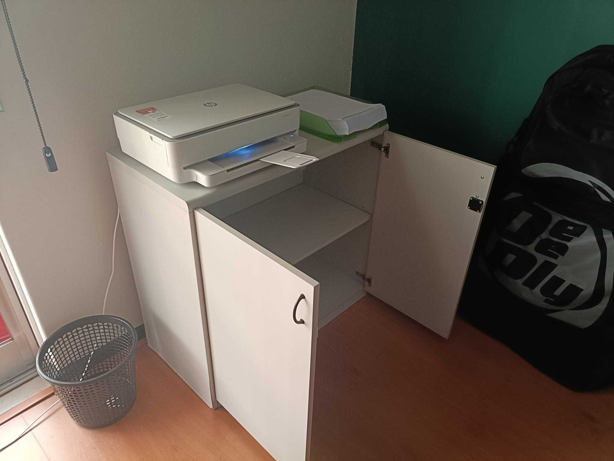 Escrivaninha de escritório com muita arrumação