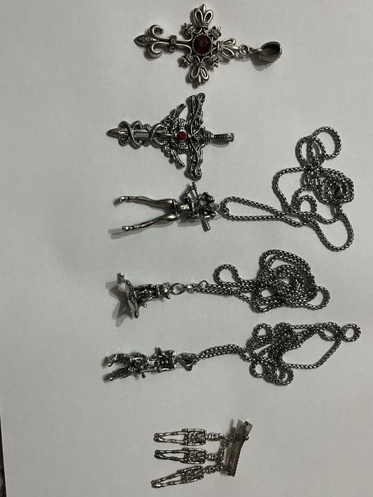 Різні підвіски : хрести, аніме дівчата