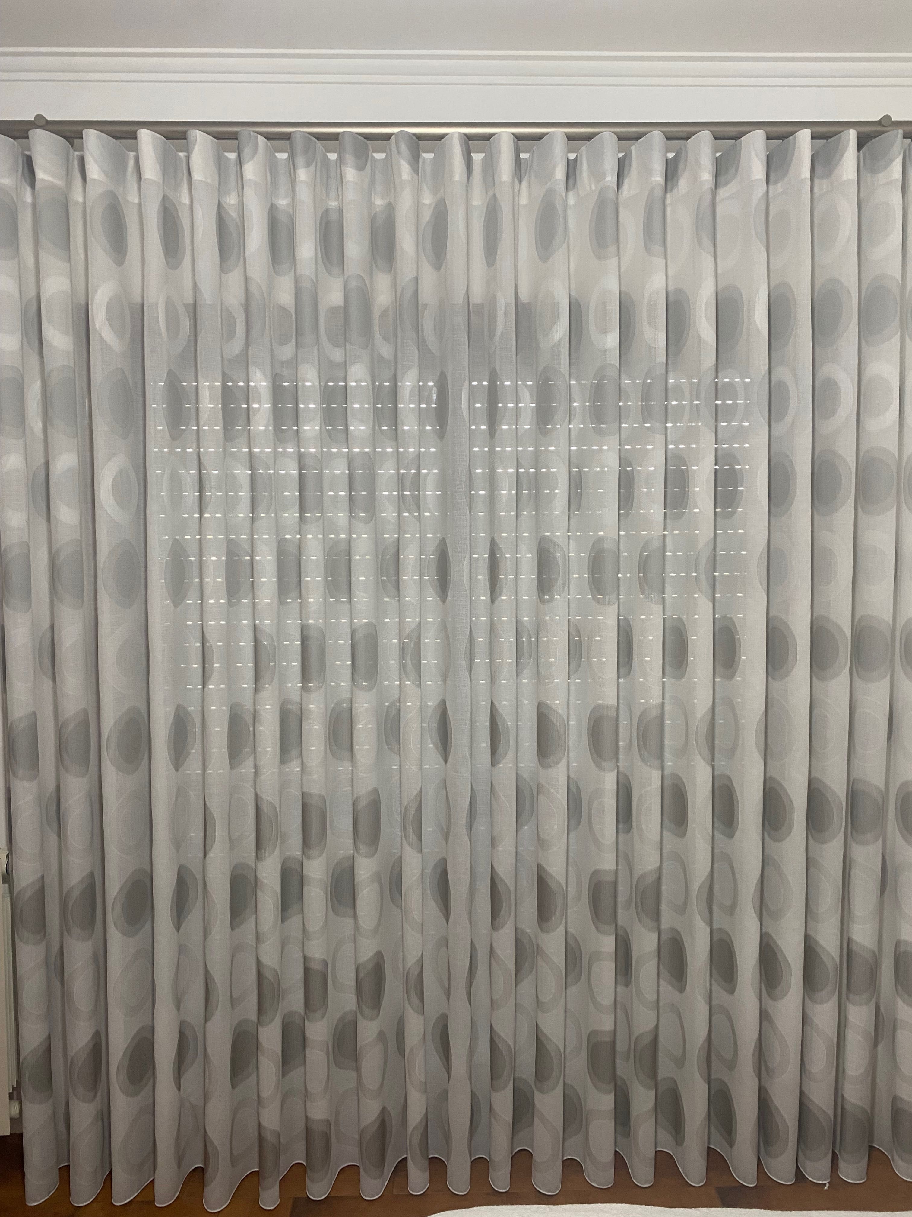 Cortinado feito à medida em bom estado
