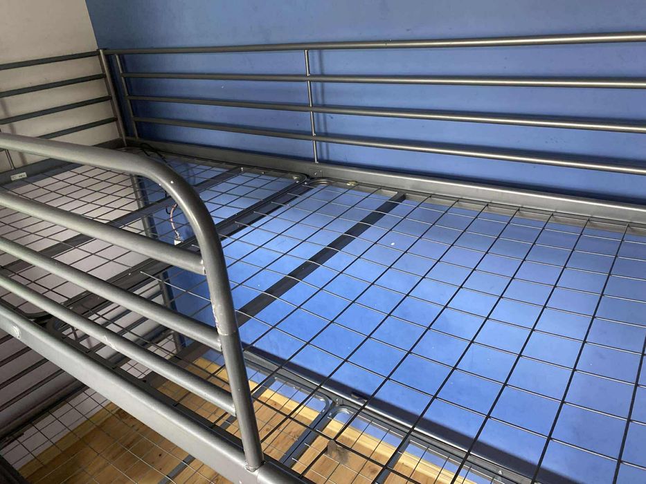 Łóżko piętrowe metalowe z IKEA „SVÄRTA”