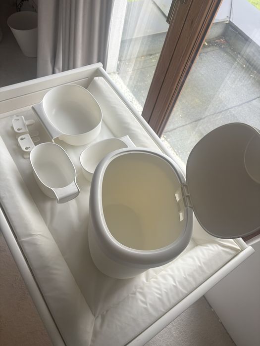 Biały przewijak ikea Gulliver, kosze onsklig i nowy pokrowiec vadra