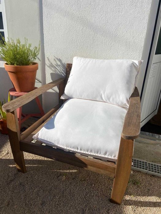 Conjunto de jardim: cadeirão e sofá com mesa de apoio, com almofadas