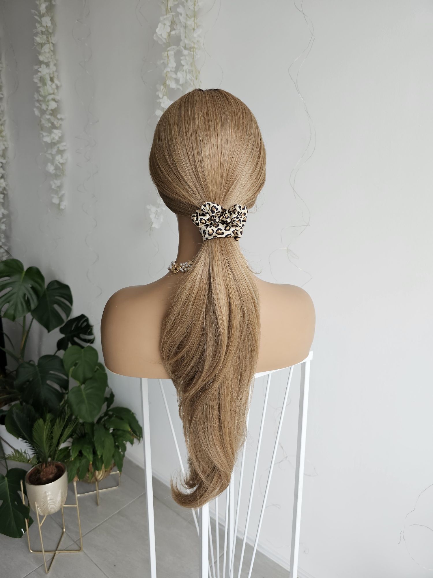 Długa peruka piaskowo-beżowy blond z odrostem Miranda naturalna fryzur