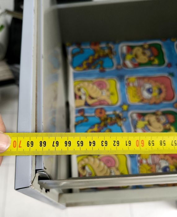 Armário de gavetas antigo, em chapa.