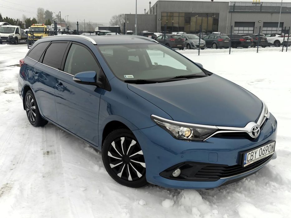 Toyota Auris Toyota Auris Premium 1.6 Podgrzewane fotele, 2 komplety kół, kamera