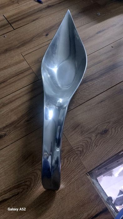Peça  decorativa em forma de colher cor prateada