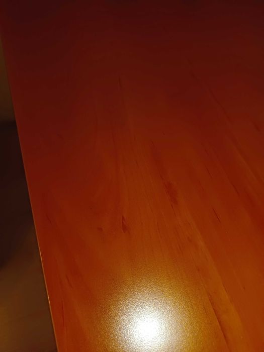 Biurko z szafką i szufladą.