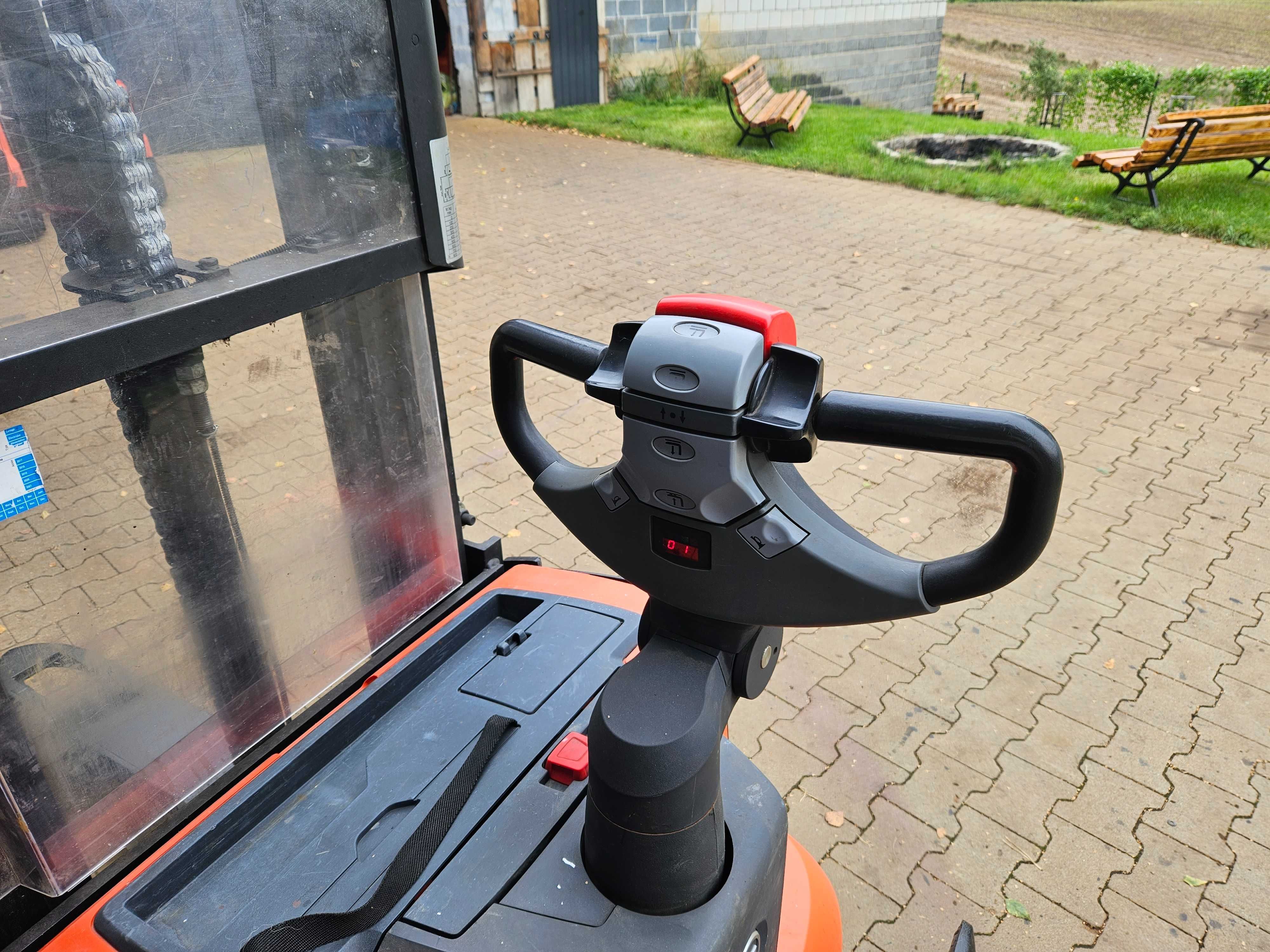 BT SWE 200D paleciak elektryczny niski maszt widłowy podest