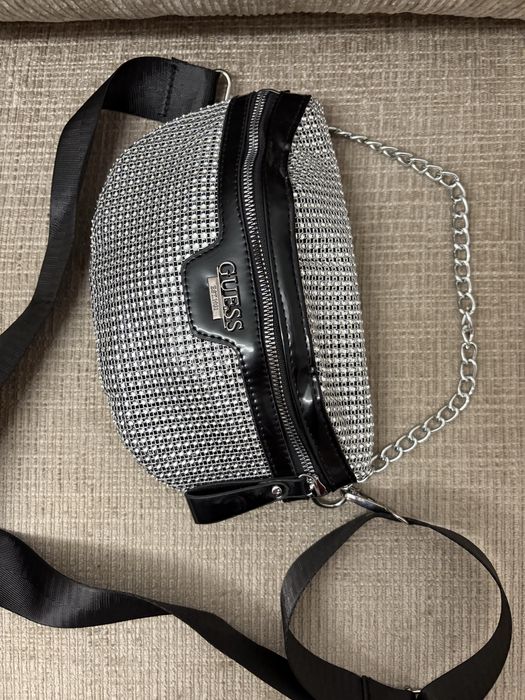 Saszetka Guess srebrna.