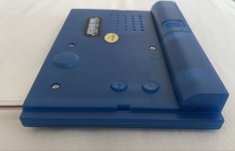 Małe przenośne radio z anteną srebrno-niebieskie na 2x baterie 13x9 cm