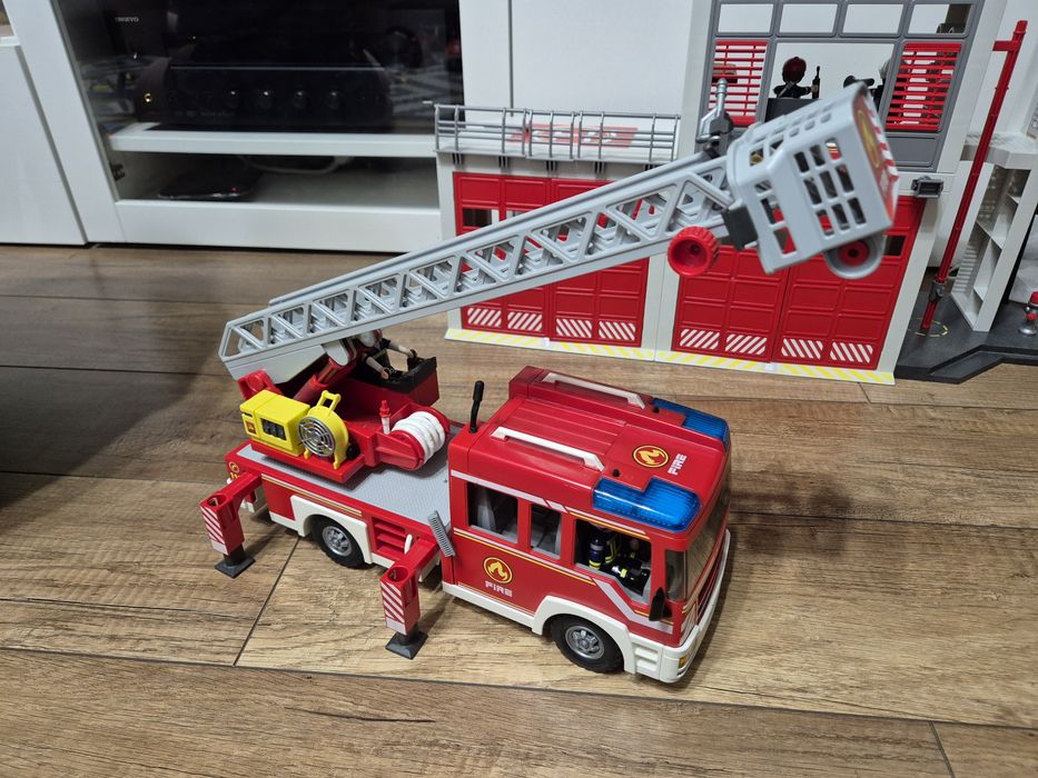 Duży woz strażacki i podnosnik playmobil