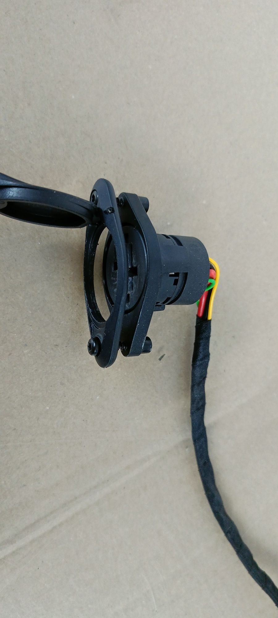 Nr1. Bosch Smart, gniazdko do baterii , kabel ładowania. Tuba
